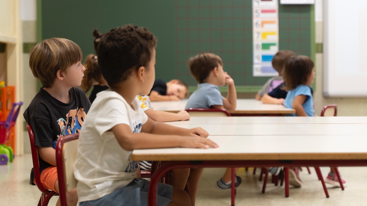 (Foto de ARCHIVO) Varios niños en un aula el día en el que se inicia el curso escolar 2023/2024, en el CEIP El Constitución, a 11 de septiembre de 2023, en Quart de Poblet, Valencia, Comunidad Valenciana (España). El curso 2023/2024 en la Comunidad Valenciana cuenta con 802.198 alumnos y 81.736 docentes, además de que 13 nuevos centros educativos se pondrán en marcha en septiembre y se prevé la apertura de otros nueve durante el curso. Se ha incrementado en un 31% las ayudas para transporte escolar, que por primera vez también pueden solicitar el alumnado de Bachillerato y las becas de comedor beneficiarán a 150.000 alumnos, de los que más de la mitad recibirán la ayuda al 100%. La dotación para el banco de libros ha crecido en un 20%, en el que también por primera vez podrá participar el alumnado de Bachillerato. Jorge Gil / Europa Press 11 SEPTIEMBRE 2023;VALENCIA;VUELTA AL COLE;CURSO ESCOLAR;2023/2024 11/9/2023
