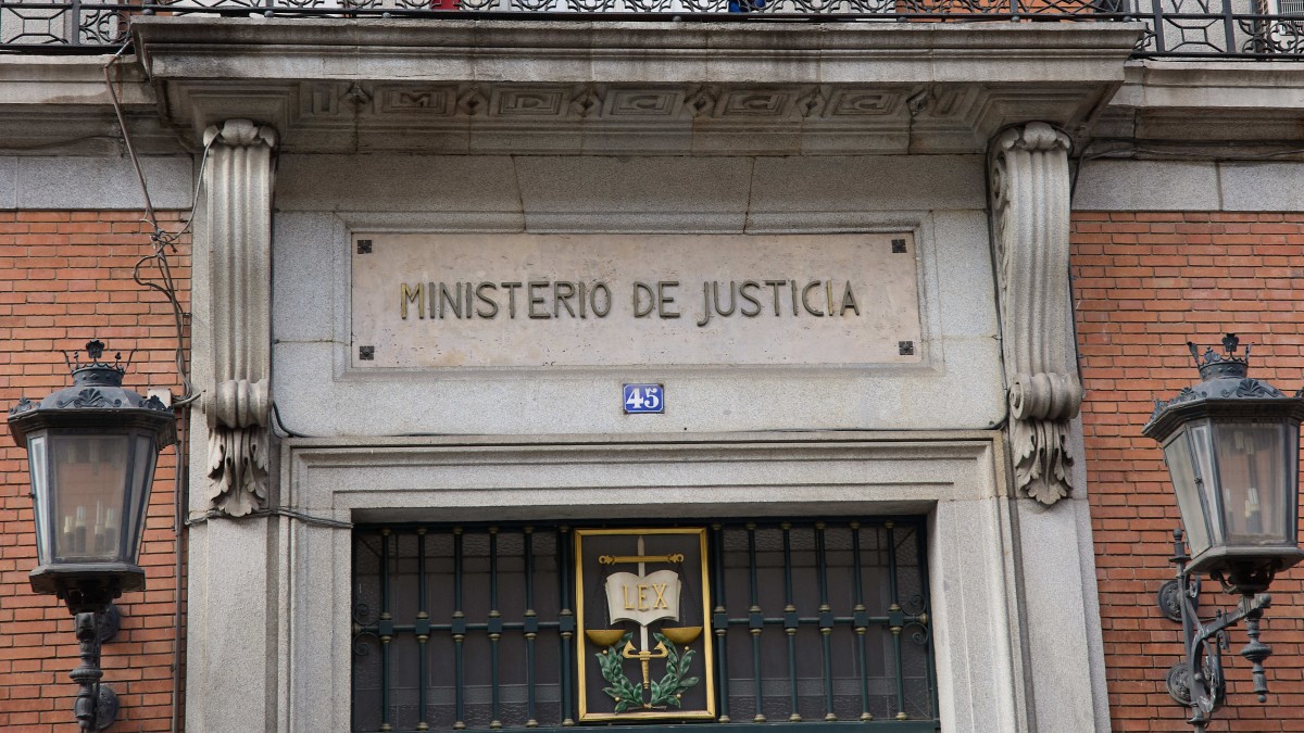 (Foto de ARCHIVO) Fachada del Ministerio de la Presidencia, Justicia y Relaciones con las Cortes, a 14 de febrero de 2024, en Madrid (España). El Ministerio de Justicia (MJUS) fue un departamento del Gobierno de España que desde el siglo XVIII ostentó competencias sobre desarrollo del ordenamiento jurídico y relaciones con la Administración de Justicia. En noviembre de 2023, el Ministerio se fusionó con el Ministerio de la Presidencia, dando lugar a un nuevo departamento denominado Ministerio de la Presidencia, Justicia y Relaciones con las Cortes. Jesús Hellín / Europa Press 14 FEBRERO 2024;RECURSOS;FACHADA;EDIFICIO;MINISTERIO 14/2/2024