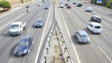 (Foto de ARCHIVO) Varios vehículos en la autovía A-3, a 30 de agosto de 2024, en Madrid (España). La Dirección General de Tráfico (DGT) prevé 4.760.000 movimientos de largo recorrido con motivo de la operación retorno del verano que se pone en marcha desde las 15.00 horas de hoy y se prolongará hasta la medianoche del domingo, 1 de septiembre. En esta operación, coincidirán los movimientos de retorno que serán escalonados durante el fin de semana, principalmente el domingo y los días previos, desde las zonas turísticas de costa y descanso hacia los grandes núcleos urbanos, con movimientos de salida que se produzcan también por el comienzo del mes vacacional de septiembre. Jesús Hellín / Europa Press 30 AGOSTO 2024;VERANO;CARRETERAS;OPERACIÓN RETORNO;COCHES;ATASCO 30/8/2024