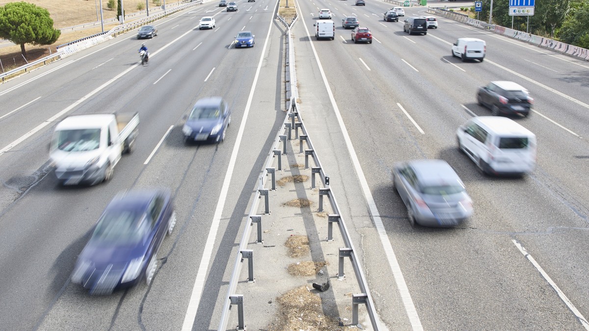 (Foto de ARCHIVO) Varios vehículos en la autovía A-3, a 30 de agosto de 2024, en Madrid (España). La Dirección General de Tráfico (DGT) prevé 4.760.000 movimientos de largo recorrido con motivo de la operación retorno del verano que se pone en marcha desde las 15.00 horas de hoy y se prolongará hasta la medianoche del domingo, 1 de septiembre. En esta operación, coincidirán los movimientos de retorno que serán escalonados durante el fin de semana, principalmente el domingo y los días previos, desde las zonas turísticas de costa y descanso hacia los grandes núcleos urbanos, con movimientos de salida que se produzcan también por el comienzo del mes vacacional de septiembre. Jesús Hellín / Europa Press 30 AGOSTO 2024;VERANO;CARRETERAS;OPERACIÓN RETORNO;COCHES;ATASCO 30/8/2024