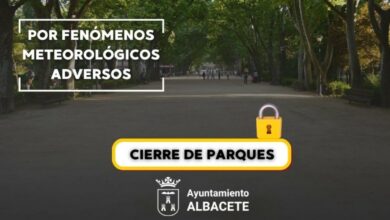 Cartel del cierre de parques en Albacete. REMITIDA / HANDOUT por AYUNTAMIENTO Fotografía remitida a medios de comunicación exclusivamente para ilustrar la noticia a la que hace referencia la imagen, y citando la procedencia de la imagen en la firma 02/5/2025