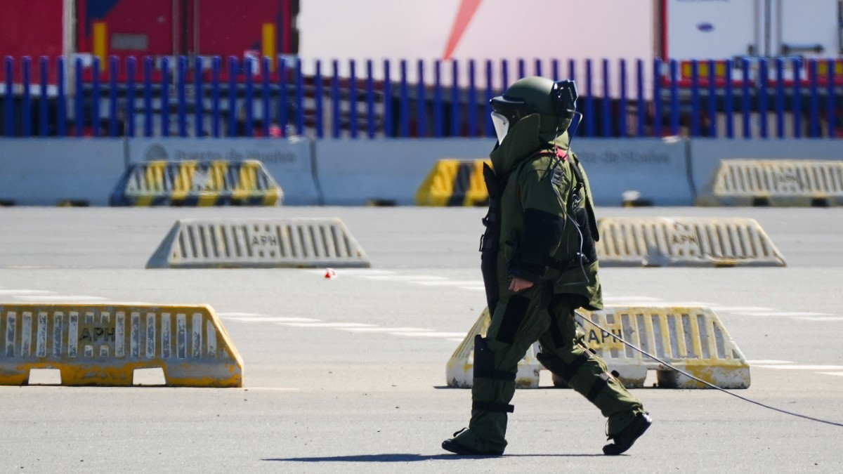 (Foto de ARCHIVO) Agente de los TEDAX durante el ejercicio de seguridad realizado el día de hoy en el Puerto de Huelva, A 21 de mayo de 2025 en Huelva, Andalucía (España). El Puerto de Huelva ha acogido el ejercicio de seguridad marítima Marsec-25, organizado por la Armada en colaboración con la Guardia Civil. La maniobra ha tenido lugar en la terminal de pasajeros del Muelle Sur y ha simulado situaciones de riesgo para reforzar la coordinación y respuesta ante amenazas en el ámbito portuario. Francisco J. Olmo / Europa Press 21/5/2025