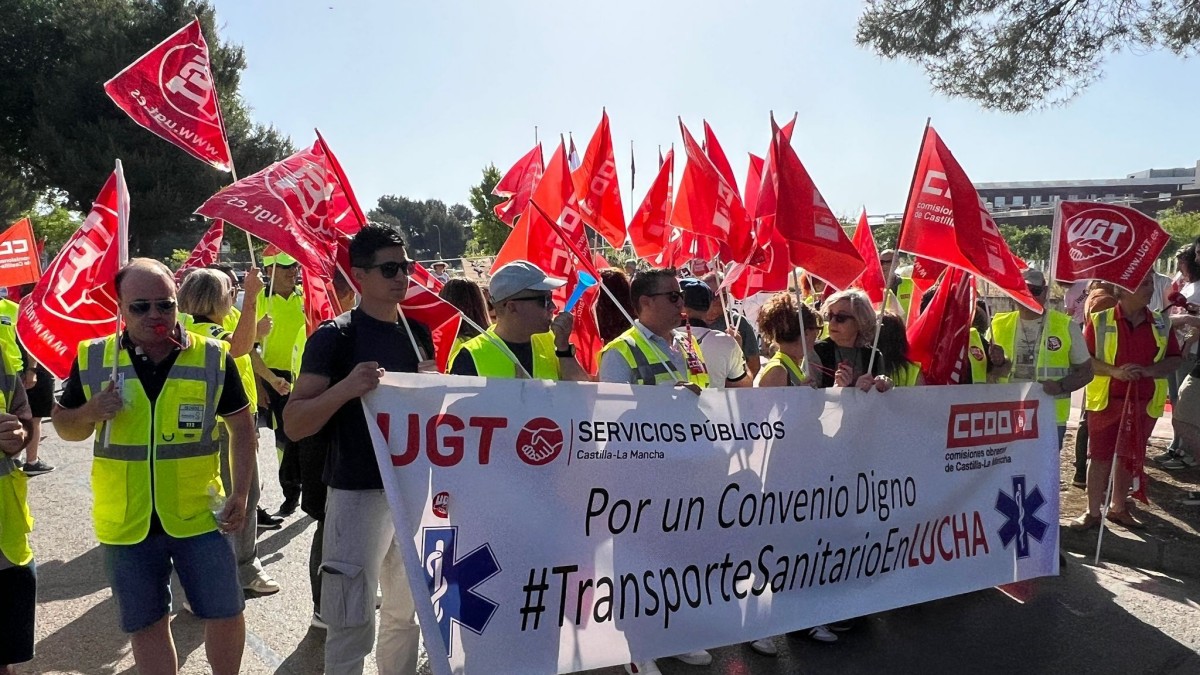 (Foto de ARCHIVO) Trabajadores del transporte sanitario protestan ante el Palacio de Congresos de Albacete para pedir una mejora laboral REMITIDA / HANDOUT por UGT Fotografía remitida a medios de comunicación exclusivamente para ilustrar la noticia a la que hace referencia la imagen, y citando la procedencia de la imagen en la firma 31/5/2025