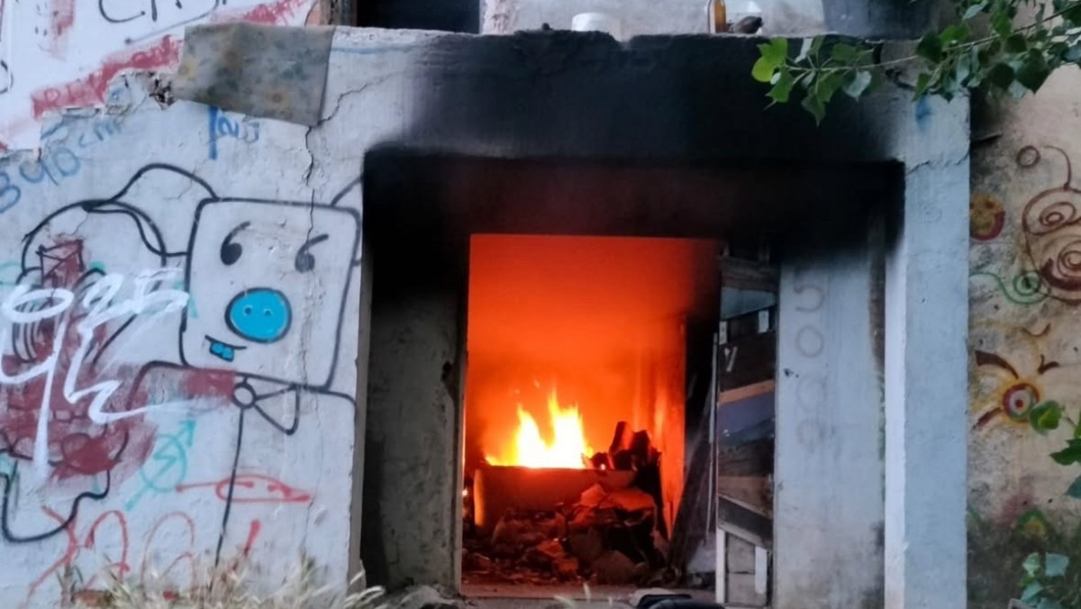 Incendio en un edificio abandonado de Cuenca en el que dormían tres personas que han tenido que ser evacuadas por la Policía Local. REMITIDA / HANDOUT por POLICÍA LOCAL Fotografía remitida a medios de comunicación exclusivamente para ilustrar la noticia a la que hace referencia la imagen, y citando la procedencia de la imagen en la firma 06/6/2025