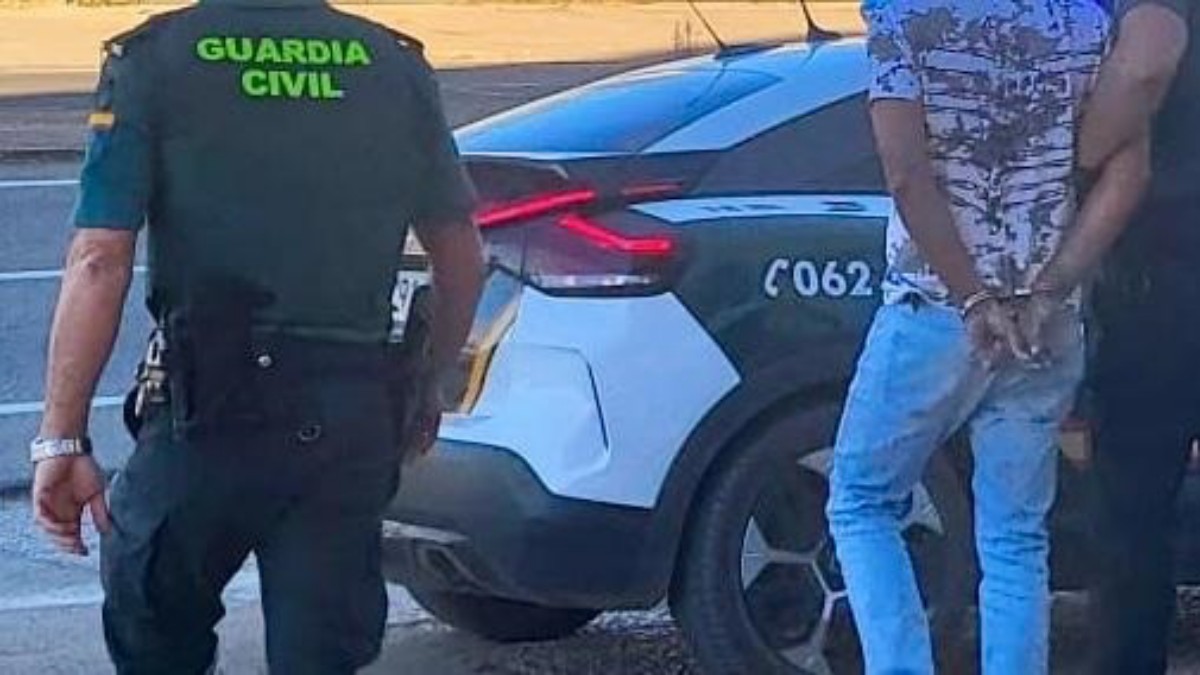 Detención de un hombre, en una foto de archivo REMITIDA / HANDOUT por GUARDIA CIVIL Fotografía remitida a medios de comunicación exclusivamente para ilustrar la noticia a la que hace referencia la imagen, y citando la procedencia de la imagen en la firma 11/6/2025