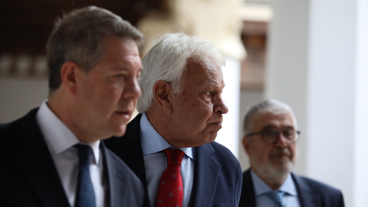 (Foto de ARCHIVO) El presidente de Castilla-La Mancha, Emiliano García-Page, y el expresidente del Gobierno Felipe González, en un acto en Toledo con motivo de los 40 años de España en la UE JUANMA JIMÉNEZ/EUROPA PRESS 11/6/2025