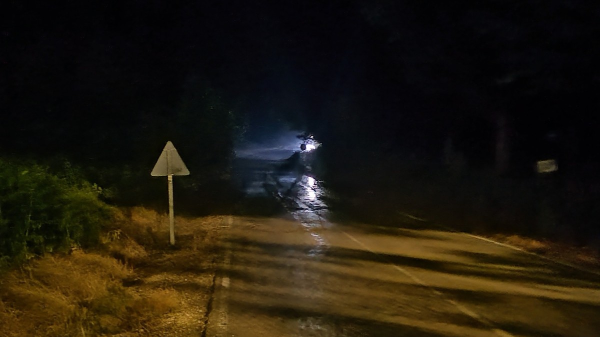 Las tormentas obligan al rescate de personas atrapadas por la crecida de los cauces fluviales de Arcos de la Sierra. REMITIDA / HANDOUT por ARCOS DE LA SIERRA Fotografía remitida a medios de comunicación exclusivamente para ilustrar la noticia a la que hace referencia la imagen, y citando la procedencia de la imagen en la firma 16/6/2025