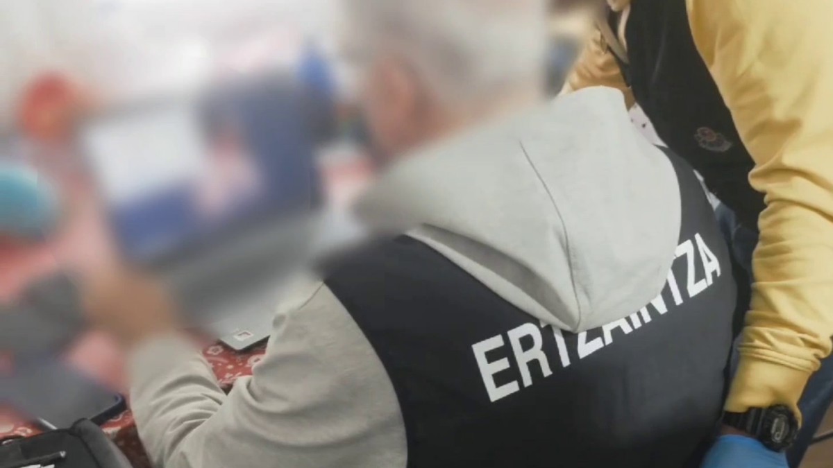 La Ertzaintza inspecciona un ordenador en una operación contra la explotación sexual infantil REMITIDA / HANDOUT por DEPARTAMENTO DE SEGURIDAD Fotografía remitida a medios de comunicación exclusivamente para ilustrar la noticia a la que hace referencia la imagen, y citando la procedencia de la imagen en la firma 17/6/2025