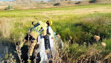 Bomberos rescatan a un conductor atrapado tras volcar el vehículo en el REMITIDA / HANDOUT por BOMBEROS DE LA DIPUTACIÓN DE CUENCA Fotografía remitida a medios de comunicación exclusivamente para ilustrar la noticia a la que hace referencia la imagen, y citando la procedencia de la imagen en la firma 27/6/2025