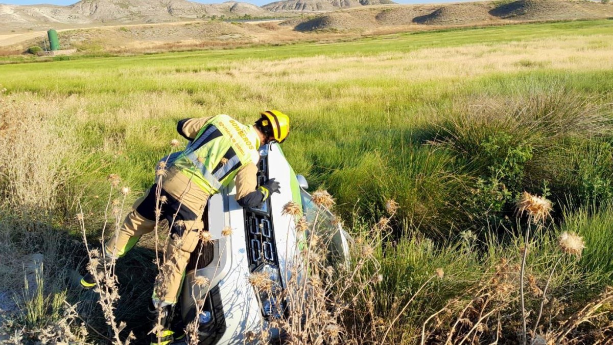 Bomberos rescatan a un conductor atrapado tras volcar el vehículo en el REMITIDA / HANDOUT por BOMBEROS DE LA DIPUTACIÓN DE CUENCA Fotografía remitida a medios de comunicación exclusivamente para ilustrar la noticia a la que hace referencia la imagen, y citando la procedencia de la imagen en la firma 27/6/2025