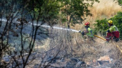 TOLEDO, 26/06/2025.- Efectivos del cuerpo de bomberos trabajan en la extinción del incendio declarado este jueves en una parcela en la que se acumulaba basura en el asentamiento del Cerro de los Palos, en Toledo, donde las fuerzas de seguridad están procediendo a desalojar a las familias. EFE/ Ismael Herrero