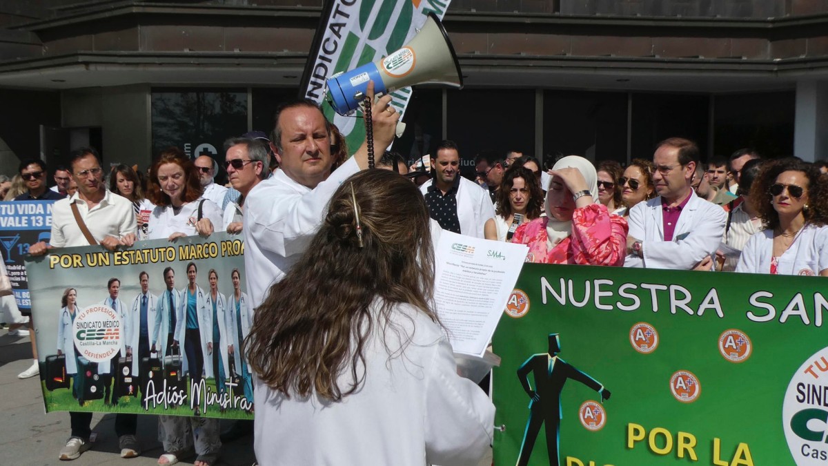 CIUDAD REAL, 13/06/2025.- Concentración convocada por el Sindicato Médico de Castilla-La Mancha (CESM) este viernes en Ciudad Real durante la jornada de huelga de médicos motivada por el desacuerdo de los sanitarios con el borrador del estatuto marco propuesto por Sanidad.