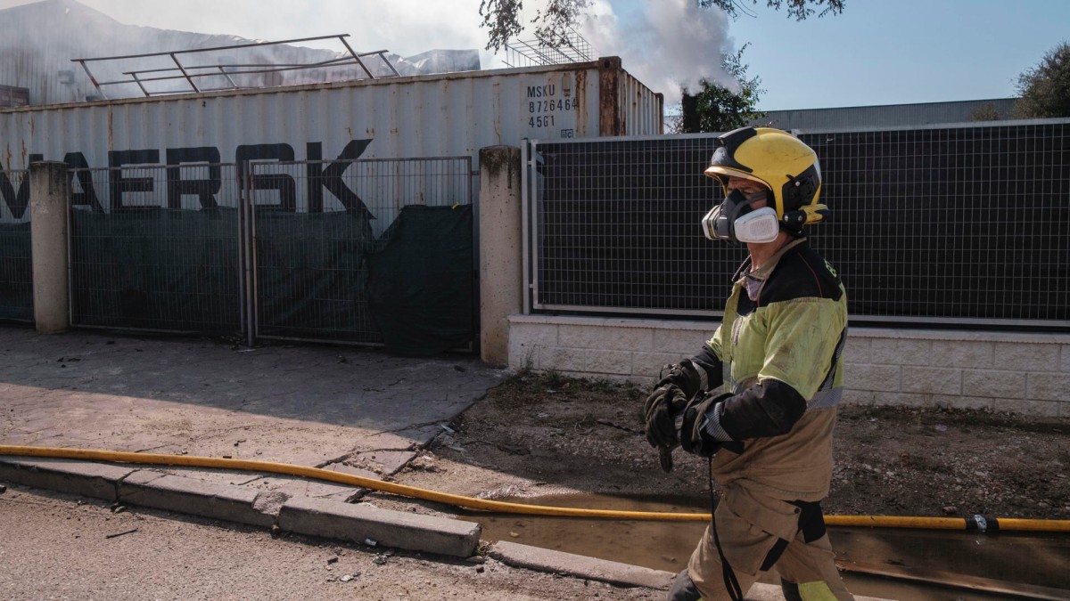 AZUQUECA DE HENARES (GUADALAJARA), 06/07/2025.- Un bombero trabaja durante la tercera jornada de restricciones por el humo tóxico provocado por el incendio que se inició el pasado viernes en una planta de reciclaje de baterías de litio en el polígono de Azuqueca de Henares (Guadalajara). EFE/Nacho Izquierdo