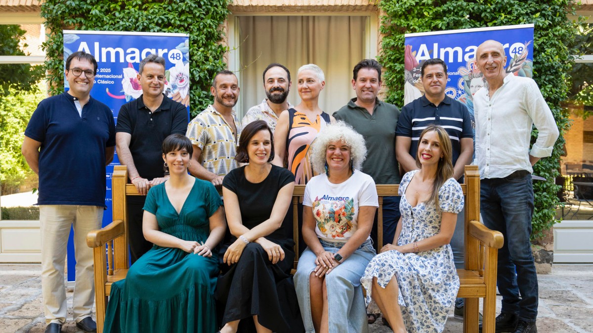 ALMAGRO (CIUDAD REAL), 15/07/2025.- La directora del Festival de Almagro, Irene Pardo (abajo-2i); la interprete de ´Las voces de Cervantes´, Silvia Nogales (abajo-i); la actriz y el director de ´La discreta enamorada´, Covadonga Calderón (abajo-2d) y Javier Mañón (arriba-d); la codirectora de ´De versos y enredos´, Beatriz Naranjo (abajo-d); el director de ´El Quijote´, José Carlos Fernández (arriba-4i); la directora y el dramaturgo de ´La gran comedia de la segunda Celestina´, Ana Vélez (arriba-4d) y David Fernández "Fabu" (arriba-3i); el director y el pianista de ´Carmina Burana´, Francisco Antonio Moya (arriba-2i) y Alfonso Candelas (arriba-i); el director de ´Versos de la naturaleza´, Francisco José Velasco (arriba-3d); y el director de ´Sevilla, musa de poetas´, Germán Huertas (arriba-2d), presentan los espectáculos que las compañías de Castilla-La Mancha representan durante la celebración del 48 Festival Internacional de Teatro Clásico de Almagro.