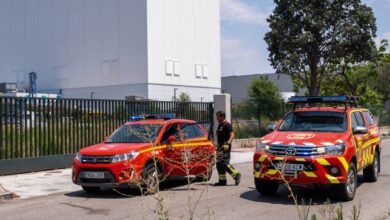 AZUQUECA DE HENARES (GUADALAJARA), 02/07/2025.- Un incendio en varios depósitos soterrados de una empresa farmacéutica de Azuqueca de Henares (Guadalajara) ha dejado cuatro heridos y ha obligado a la evacuación de entre 600 y 700 trabajadores, que han sido desalojados de forma preventiva.