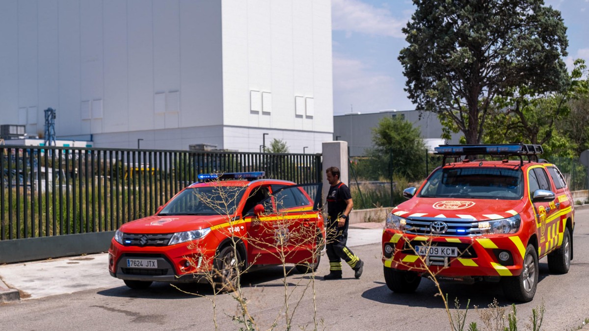 AZUQUECA DE HENARES (GUADALAJARA), 02/07/2025.- Un incendio en varios depósitos soterrados de una empresa farmacéutica de Azuqueca de Henares (Guadalajara) ha dejado cuatro heridos y ha obligado a la evacuación de entre 600 y 700 trabajadores, que han sido desalojados de forma preventiva.