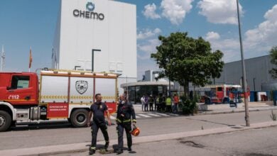 AZUQUECA DE HENARES (GUADALAJARA), 02/07/2025.- Un incendio en varios depósitos soterrados de una empresa farmacéutica de Azuqueca de Henares (Guadalajara) ha dejado cuatro heridos y ha obligado a la evacuación de entre 600 y 700 trabajadores, que han sido desalojados de forma preventiva. EFE/Nacho Izquierdo