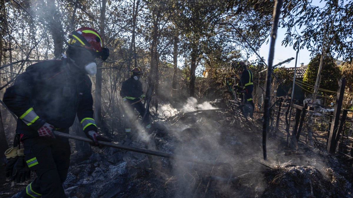MÉNTRIDA (TOLEDO), 18/07/2025.-Los bomberos trabajan el campo quemado en la localidad toledana de Méntrida este viernes, que atraviesa horas de "calma tensa" a la espera de ver cómo evoluciona el incendio forestal declarado este jueves y que afecta a la provincia de Toledo y a la Comunidad de Madrid, que se encuentra ya perimetrado al 95 %.-