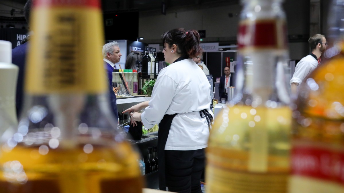 (Foto de ARCHIVO) Una camarera en un bar, en Madrid (España) a 24 de febrero de 2020. Jesús Hellín / Europa Press 24 FEBRERO 2020 CAMARERO;COCINERO;HOSTELERÍA;COMIDA;BEBIDA;SERVICIO 24/2/2020
