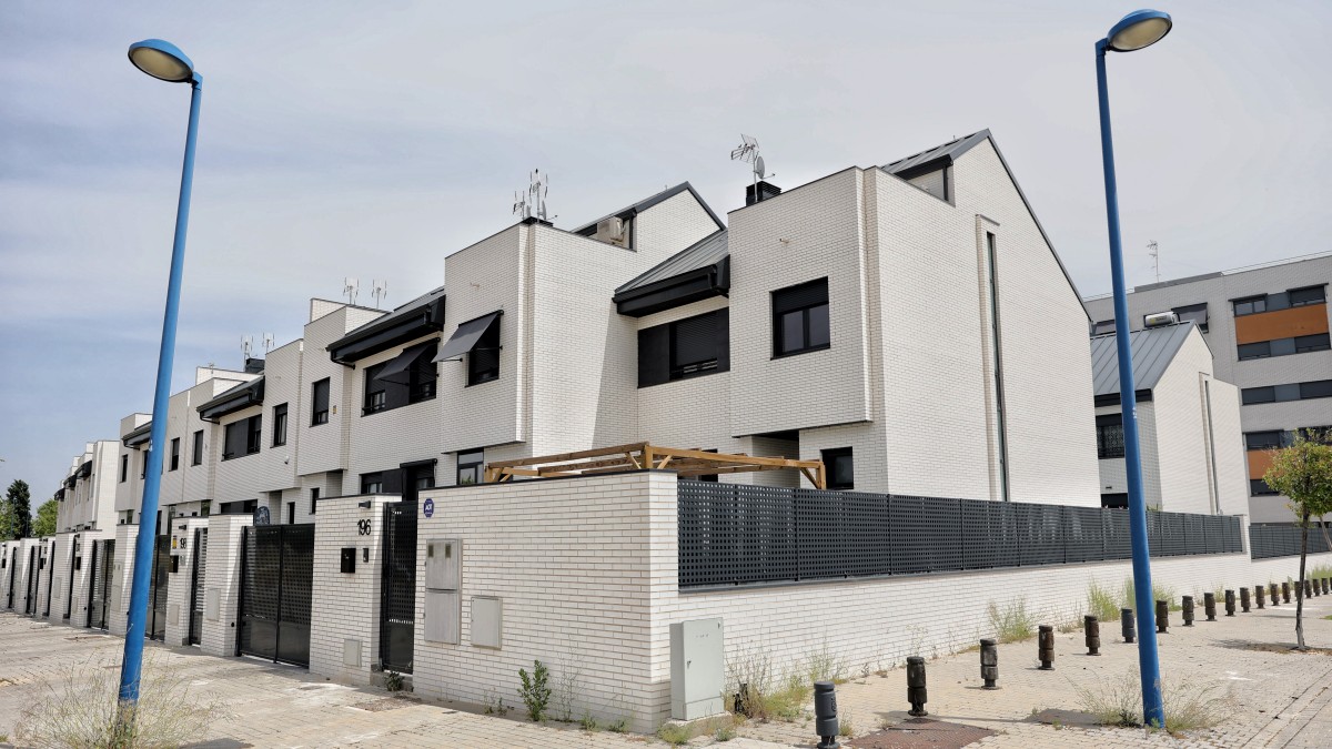 (Foto de ARCHIVO) Fachada de viviendas el día en que han anunciado que la compraventa de viviendas registró en el mes de marzo su mejor dato en 15 años, a 20 de mayo de 2022, en Madrid (España). Según ha informado hoy el Instituto Nacional de Estadística, la compraventa de viviendas se disparó un 25,6% el pasado mes de marzo en relación al mismo mes de 2021, hasta sumar 59.272 operaciones, su mayor cifra desde enero de 2008 y su mejor dato en un mes de marzo desde 2007, cuando se superaron las 74.000 compraventas. Con el avance interanual de marzo, que se ha ampliado en más de un punto respecto al crecimiento experimentado en febrero, la compraventa de viviendas encadena 13 meses consecutivos de tasas positivas. Eduardo Parra / Europa Press 20 MAYO 2022;MARZO;MES;COMPRAVENTA 20/5/2022