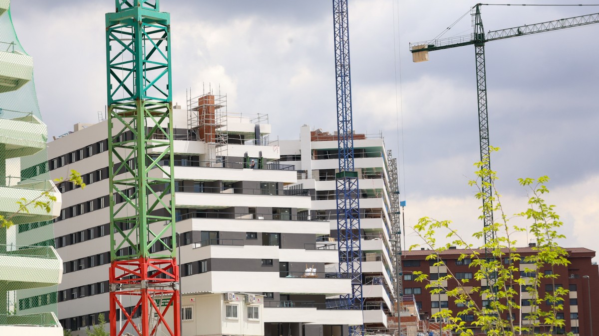 (Foto de ARCHIVO) Edificación de viviendas, a 20 de junio de 2024, en Tres Cantos, Madrid (España). El número de hipotecas constituidas sobre viviendas se disparó un 28% en abril respecto al mismo mes de 2023, hasta sumar más de 34 mil préstamos, su mayor cifra en un mes de abril desde 2010, con un tipo de interés medio algo más moderado que el del mes anterior, que alcanzó en abril el 3,38%, registrando su tercer valor más elevado desde diciembre de 2014, sólo superado por el de enero (3,46%) y marzo de este año (3,41%).