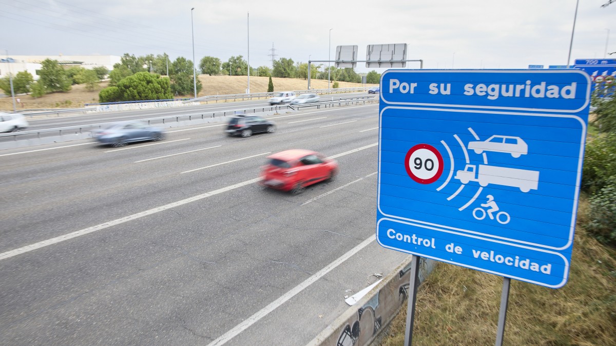 (Foto de ARCHIVO) Un cartel que indica un radar de prohibición de circular a más de 90 kilómetros por hora en la autovía A-3, a 30 de agosto de 2024, en Madrid (España). La Dirección General de Tráfico (DGT) prevé 4.760.000 movimientos de largo recorrido con motivo de la operación retorno del verano que se pone en marcha desde las 15.00 horas de hoy y se prolongará hasta la medianoche del domingo, 1 de septiembre. En esta operación, coincidirán los movimientos de retorno que serán escalonados durante el fin de semana, principalmente el domingo y los días previos, desde las zonas turísticas de costa y descanso hacia los grandes núcleos urbanos, con movimientos de salida que se produzcan también por el comienzo del mes vacacional de septiembre. Jesús Hellín / Europa Press 30 AGOSTO 2024;VERANO;CARRETERAS;OPERACIÓN RETORNO;COCHES;ATASCO 30/8/2024