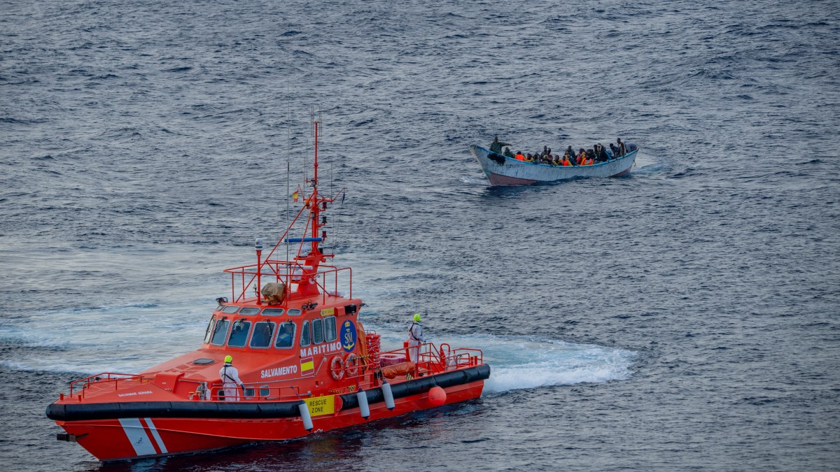 (Foto de ARCHIVO) Un cayuco a su llegada al puerto de La Restinga, a 7 de diciembre de 2024, en El Hierro, Canarias (España). Un cayuco ha llegado con cerca de 80 personas a las inmediaciones del puerto de La Restinga por sus propios medios, y luego ha sido escoltada por Cruz Roja y Salvamento Marítimo, que los ha desembarcado en el muelle. De esas personas, cuatro eran menores, dos lactantes y dos niños de corta edad. Antonio Sempere / Europa Press 07 DICIEMBRE 2024;CAYUCO;PATERAS;MIGRANTES;INMIGRANTES 07/12/2024