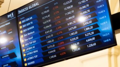 (Foto de ARCHIVO) Un panel del IBEX 35 en el Palacio de la Bolsa de Madrid, a 4 de abril de 2025, en Madrid (España). El Ibex 35 caía un 5,8% en el tramo medio de negociación, lo que le llevaba a situarse en los 12.420 enteros, lastrado por la banca y al verse contagiada por la debacle de Wall Street, que anoche se hundió por los anuncios del presidente de Estados Unidos, en materia arancelaria. Los bancos españoles se han hundido hasta un 12%. Eduardo Parra / Europa Press 04 ABRIL 2025;ECONOMIA;ARANCELES;TRUMP;MEDIA SESIÓN;IBEX 35;BANCOS;COMERCIAL;GUERRA;VIERNES NEGRO 04/4/2025