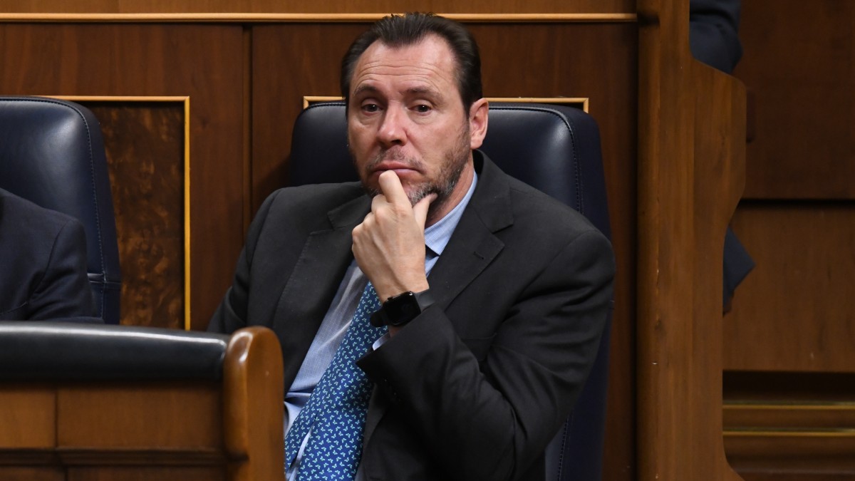 (Foto de ARCHIVO) El ministro de Interior, Fernando Grande-Marlaska (i) y el ministro de Transportes y Movilidad Sostenible, Óscar Puente, durante una sesión plenaria, en el Congreso de los Diputados, a 7 de mayo de 2025, en Madrid (España). El presidente del Gobierno comparece en el Congreso para dar explicaciones sobre el aumento del gasto en Defensa y del apagón masivo de la semana pasada. Además, está previsto que anuncie medidas destinadas al refuerzo del sistema eléctrico. Fernando Sánchez / Europa Press 07 MAYO 2025;CONGRESO;GOBIERNO 07/5/2025