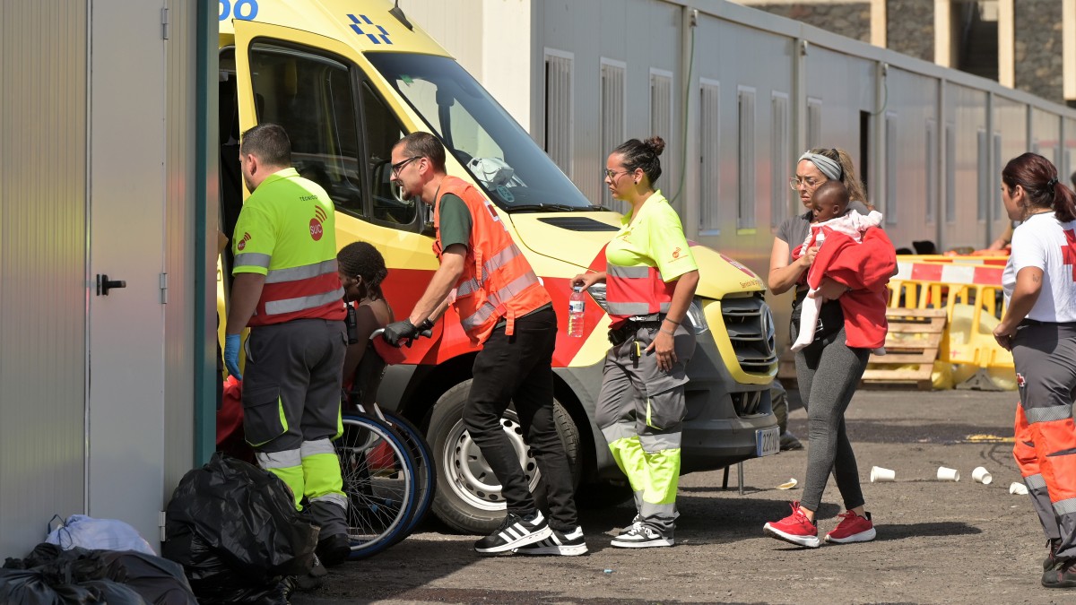 (Foto de ARCHIVO) Uno de los migrantes rescatados tras volcar un cayuco en el Puerto de la Restinga, a 28 de mayo de 2025, en El Hierro, Canarias (España). Al menos siete mujeres han fallecido, tres de ellas menores, tras el vuelco de un cayuco con 180 personas a bordo cuando entraba al puerto de La Restinga. Además, se está buscando a un bebé que cayó al mar y dos jóvenes se encuentran heridos de carácter grave.