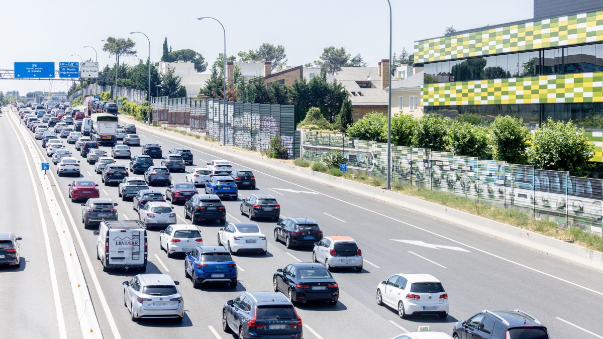 (Foto de ARCHIVO) Varios vehículos circulan durante la primera operación salida de verano 2025, en la autovía A6, a 27 de junio de 2025, en Madrid (España). La Dirección General de Tráfico (DGT) prevé para esta primera operación salida del verano 2025 un total de alrededor de 6 millones de desplazamientos por carretera entre hoy a las 15:00 horas y la medianoche del lunes 1 de julio. Esta cifra corresponde al periodo inicial de mayor intensidad de tráfico, coincidiendo con el inicio de las vacaciones escolares y el primer gran fin de semana estival. Ricardo Rubio / Europa Press 27 JUNIO 2025;OPERACIÓN;SALIDA;COCHES;VEHÍCULOS;CARRETERA;AUTOVÍA;RECURSOS;VERANO 27/6/2025