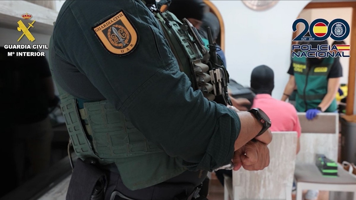 Agente de la Guardia Civil en el registro de un domicilio por el robo en 13 sucursales bancarias. REMITIDA / HANDOUT por GUARDIA CIVIL Fotografía remitida a medios de comunicación exclusivamente para ilustrar la noticia a la que hace referencia la imagen, y citando la procedencia de la imagen en la firma 09/7/2025