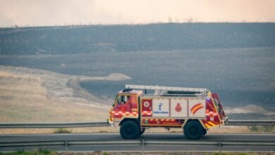 Un coche de bomberos se dirige al incendio, a 17 de julio de 2025, en Navalcarnero, Madrid (España). Un incendio originado hoy en la localidad toledana de Méntrida, limítrofe con la Comunidad de Madrid, ha pasado a situación operativa Nivel 2 por posible afección a bienes de naturaleza no forestal e infraestructuras, según apunta el Plan Infocam en su cuenta de X. Por su parte, el Sistema de Información de Incendios Forestales del Gobierno de Castilla-La Mancha refleja que el fuego comenzaba a las 15.02 horas de este jueves, tras ser detectado por un vigilante fijo. En la extinción de las llamas están trabajando en estos momentos un total de 19 medios y 66 personas, concretamente 7 medios aéreos, con ocho personas; diez medios terrestres, con 41 personas, 2 medios de dirección y coordinación, con cinco personas; y 12 personas más de personal interno. A. Pérez Meca / Europa Press 17 JULIO 2025;FUEGO;INCENDIO;INFOCAM;NIVEL 2;HIDROAVIÓN;BOMBEROS 17/7/2025