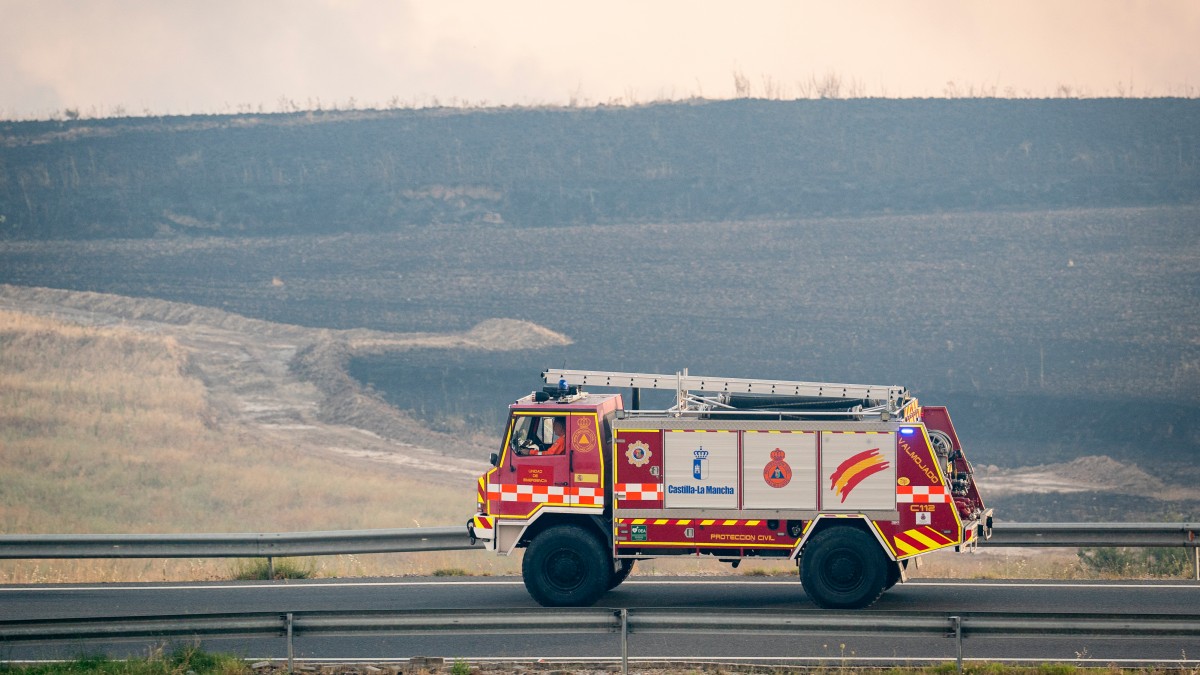 Un coche de bomberos se dirige al incendio, a 17 de julio de 2025, en Navalcarnero, Madrid (España). Un incendio originado hoy en la localidad toledana de Méntrida, limítrofe con la Comunidad de Madrid, ha pasado a situación operativa Nivel 2 por posible afección a bienes de naturaleza no forestal e infraestructuras, según apunta el Plan Infocam en su cuenta de X. Por su parte, el Sistema de Información de Incendios Forestales del Gobierno de Castilla-La Mancha refleja que el fuego comenzaba a las 15.02 horas de este jueves, tras ser detectado por un vigilante fijo. En la extinción de las llamas están trabajando en estos momentos un total de 19 medios y 66 personas, concretamente 7 medios aéreos, con ocho personas; diez medios terrestres, con 41 personas, 2 medios de dirección y coordinación, con cinco personas; y 12 personas más de personal interno. A. Pérez Meca / Europa Press 17 JULIO 2025;FUEGO;INCENDIO;INFOCAM;NIVEL 2;HIDROAVIÓN;BOMBEROS 17/7/2025
