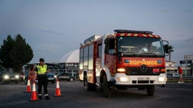 Varios servicios de emergencia, a 17 de julio de 2025, en Calypo Fado, Toledo, Castilla-La Mancha (España). Un incendio originado hoy en la localidad toledana de Méntrida, limítrofe con la Comunidad de Madrid, ha pasado a situación operativa Nivel 2 por posible afección a bienes de naturaleza no forestal e infraestructuras, según apunta el Plan Infocam en su cuenta de X. Por su parte, el Sistema de Información de Incendios Forestales del Gobierno de Castilla-La Mancha refleja que el fuego comenzaba a las 15.02 horas de este jueves, tras ser detectado por un vigilante fijo. En la extinción de las llamas están trabajando en estos momentos un total de 19 medios y 66 personas, concretamente 7 medios aéreos, con ocho personas; diez medios terrestres, con 41 personas, 2 medios de dirección y coordinación, con cinco personas; y 12 personas más de personal interno.