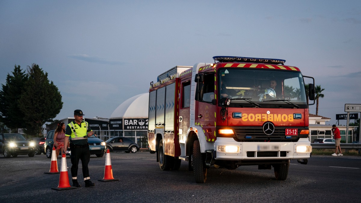 Varios servicios de emergencia, a 17 de julio de 2025, en Calypo Fado, Toledo, Castilla-La Mancha (España). Un incendio originado hoy en la localidad toledana de Méntrida, limítrofe con la Comunidad de Madrid, ha pasado a situación operativa Nivel 2 por posible afección a bienes de naturaleza no forestal e infraestructuras, según apunta el Plan Infocam en su cuenta de X. Por su parte, el Sistema de Información de Incendios Forestales del Gobierno de Castilla-La Mancha refleja que el fuego comenzaba a las 15.02 horas de este jueves, tras ser detectado por un vigilante fijo. En la extinción de las llamas están trabajando en estos momentos un total de 19 medios y 66 personas, concretamente 7 medios aéreos, con ocho personas; diez medios terrestres, con 41 personas, 2 medios de dirección y coordinación, con cinco personas; y 12 personas más de personal interno.