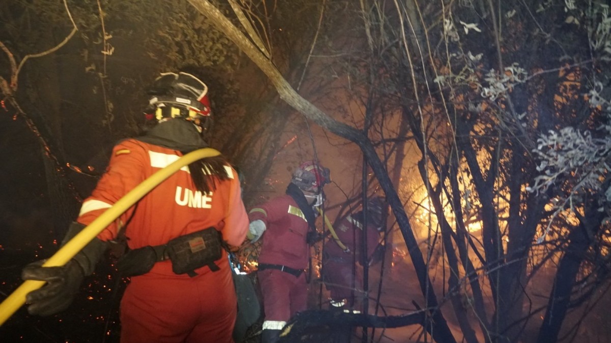 Militares de la UME colaboran en las labores de extinción del incendio declarado este jueves en Méntrida (Toledo) REMITIDA / HANDOUT por MINISTERIO DE DEFENSA Fotografía remitida a medios de comunicación exclusivamente para ilustrar la noticia a la que hace referencia la imagen, y citando la procedencia de la imagen en la firma 18/7/2025