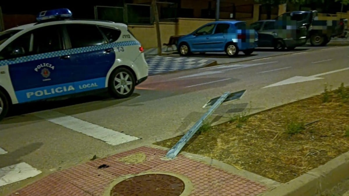 Señal de tráfico contra la que colisionaba un vehículo en la calle Enrique Gómez de Cuenca. REMITIDA / HANDOUT por POLICÍA LOCAL DE CUENCA Fotografía remitida a medios de comunicación exclusivamente para ilustrar la noticia a la que hace referencia la imagen, y citando la procedencia de la imagen en la firma 29/7/2025