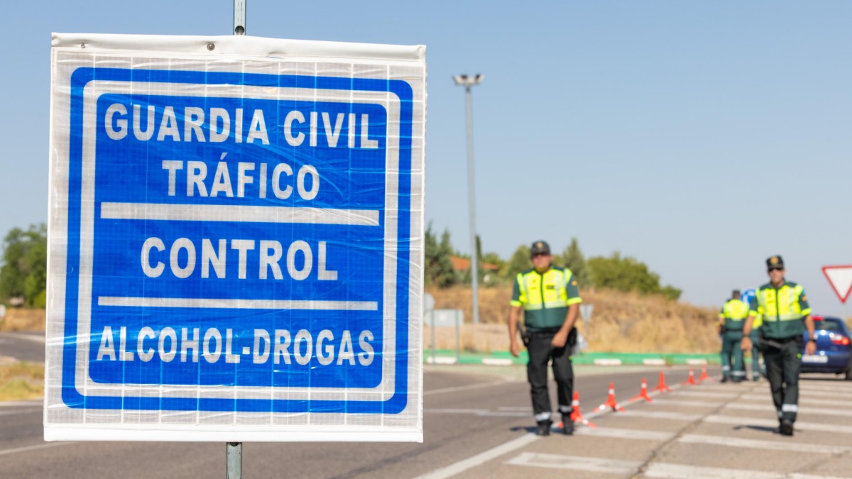 TOLEDO, 14/07/2025.- Varios agentes de la Guardia Civil, durante la presentación de la nueva campaña de la Dirección General de Tráfico (DGT) para el control del consumo de alcohol y drogas este lunes en Toledo
