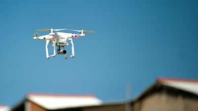 /es-es/foto/fotografia-de-enfoque-selectivo-del-dron-cuadricoptero-blanco-durante-la-hora-azul-319968/