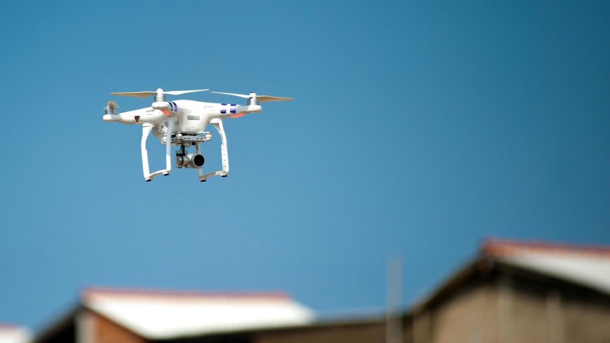 /es-es/foto/fotografia-de-enfoque-selectivo-del-dron-cuadricoptero-blanco-durante-la-hora-azul-319968/