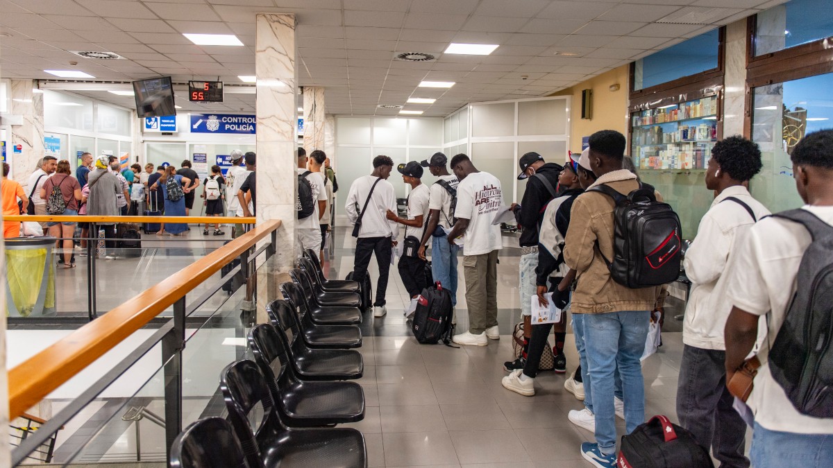 (Foto de ARCHIVO) Decenas de migrantes embarcan para salir hacia la península, a 7 de agosto de 2025, en Ceuta (España). Un grupo de unas 35 residentes del Centro de Estancia Temporal para Inmigrantes (CETI) de Ceuta han partido este jueves, 7 de agosto, rumbo a la península, para ser reubicados en otras instalaciones para la acogida de extranjeros en situación irregular. La treintena de personas procede, en su mayoría, de Argelia, Sudán y Guinea Conakry, según han confirmado a esta agencia desde la Delegación del Gobierno en Ceuta. Foto d