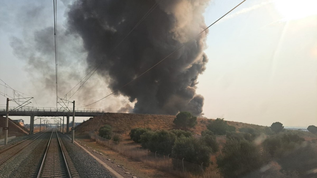 Suspendida la circulación entre Yeles y La Sagra (Toledo) por un incendio de una fábrica cercana a la vía. REMITIDA / HANDOUT por ADIF Fotografía remitida a medios de comunicación exclusivamente para ilustrar la noticia a la que hace referencia la imagen, y citando la procedencia de la imagen en la firma 19/8/2025