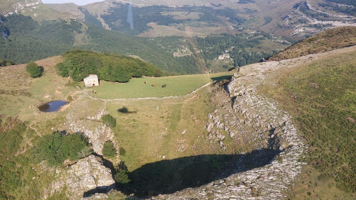 Rescate del helicóptero de Cantabria en Los Collados del Asón REMITIDA / HANDOUT por GOBIERNO Fotografía remitida a medios de comunicación exclusivamente para ilustrar la noticia a la que hace referencia la imagen, y citando la procedencia de la imagen en la firma 25/8/2025