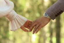 es-es/foto/primer-plano-de-una-pareja-cogida-de-la-mano-al-aire-libre-33449193/