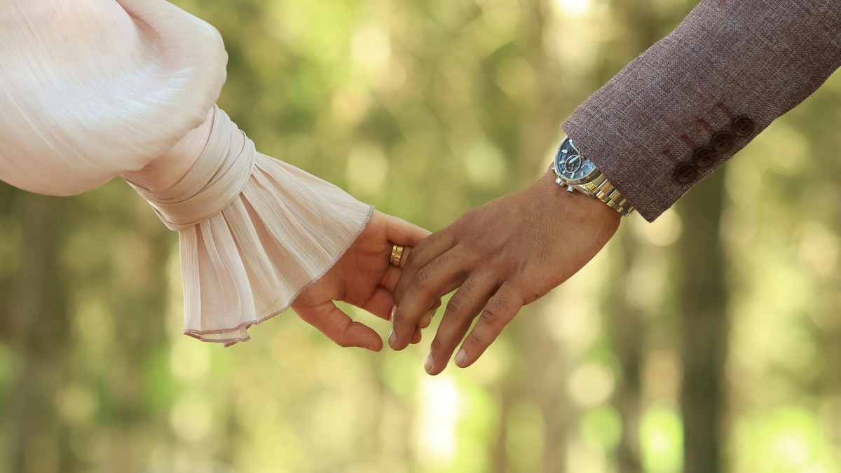 es-es/foto/primer-plano-de-una-pareja-cogida-de-la-mano-al-aire-libre-33449193/