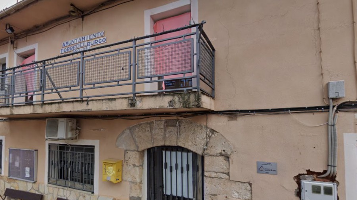Foto: Fachada del Ayuntamiento de Torre del Burgo en Guadalajara/ Google Maps